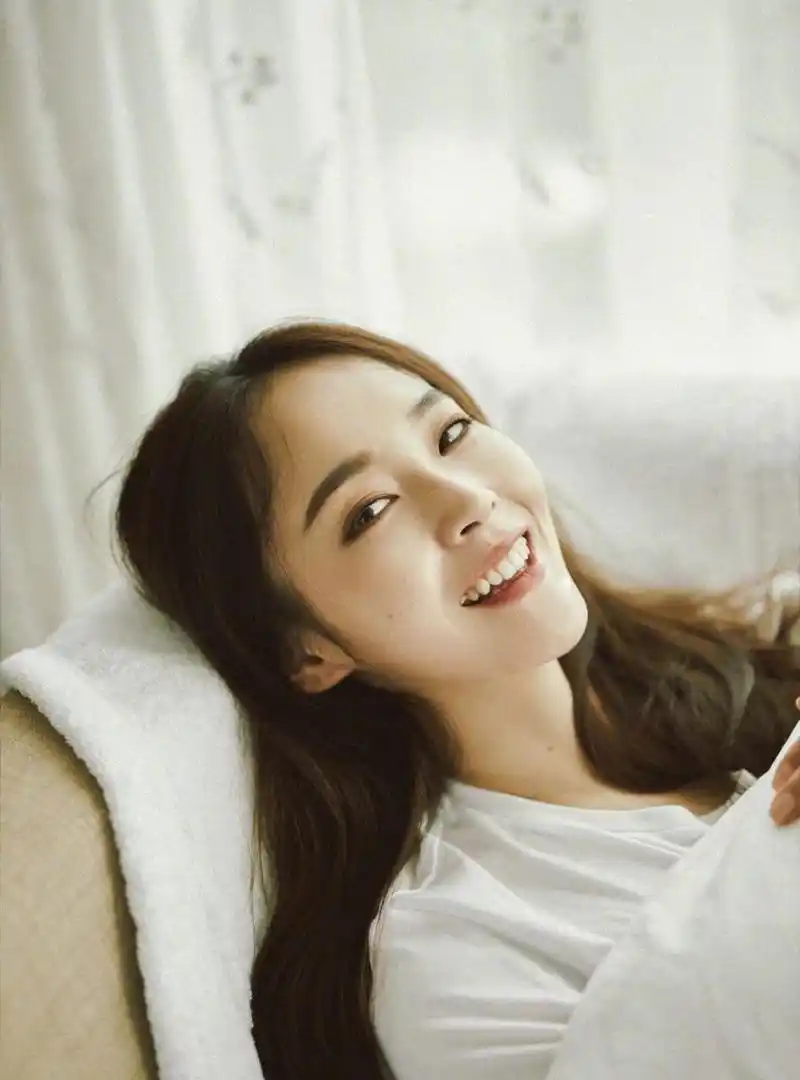 张佳宁白皙小清新写真图片