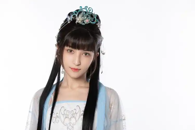 古丽米热古风写真曝光眉眼盈盈秀色可餐