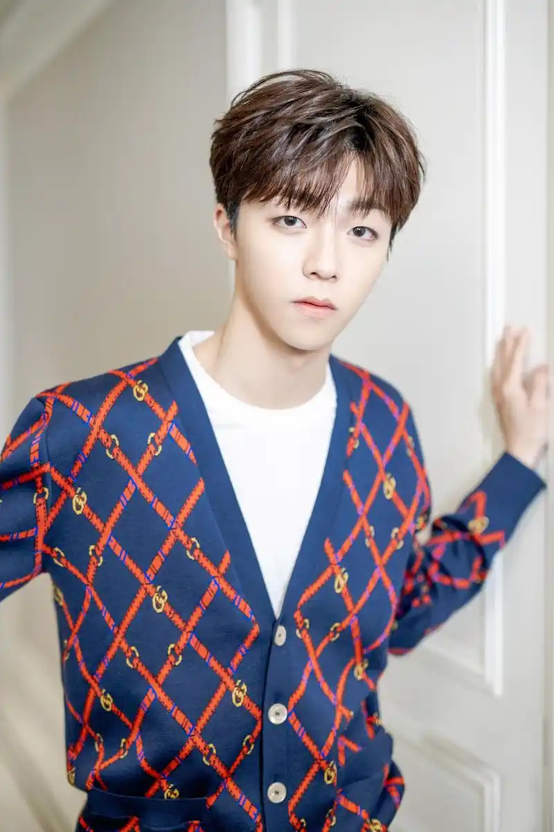 陈立农工作室深夜更博 初秋微凉有农温暖你