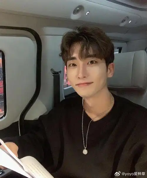 今年韩国流行的男士烫发,是一种发根定位好的纹理发型