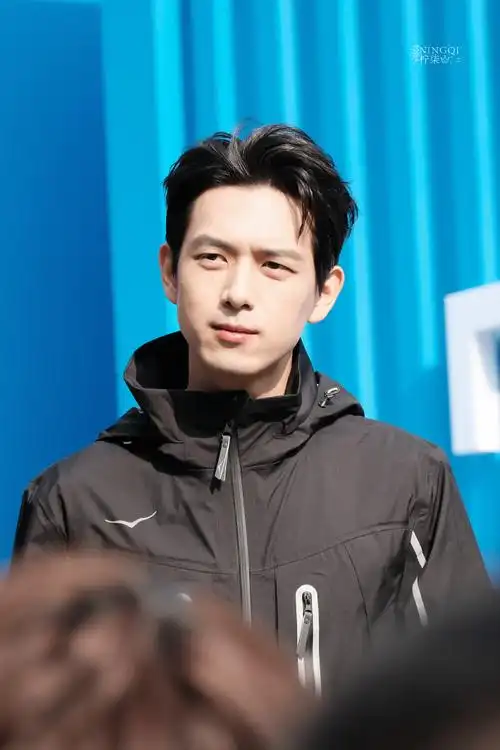 李现#    回味一下美貌帅气和可爱99  多多见面吖  图六是对视了吗