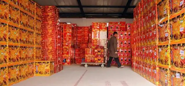 从今天起,至2月14日,成都市中心城区可以销售烟花爆竹.