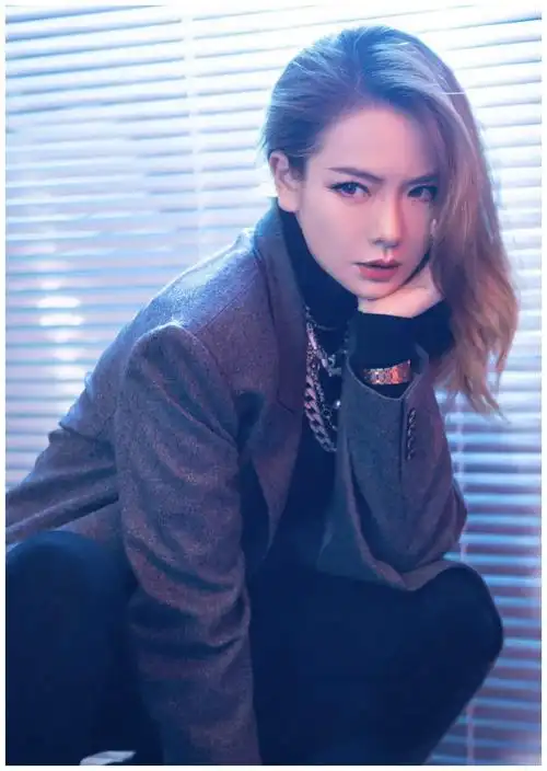 戚薇深灰色西服外套搭配黑色长裤,金色长发亮眼十足,尽显酷帅风