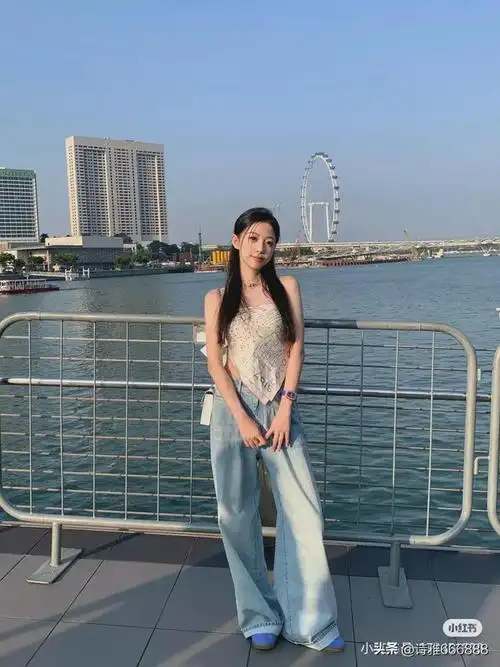 潘玮柏老婆宣云分享最新美照,丝巾抹胸穿搭,尽显曼妙好身材!