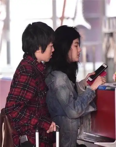 和窦靖童最亲密的五个女生,不仅周冬雨,个个都大有来头!