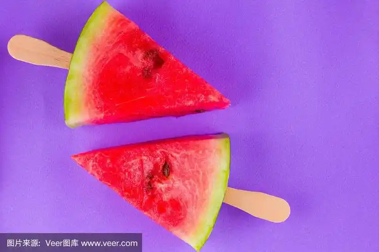 紫色背景上的西瓜冰棒.新鲜的木棒西瓜.夏天的概念