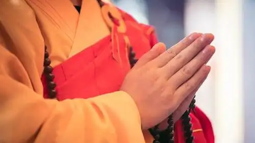 礼仪在佛菩萨像前要合掌示敬遇到出家法师也要合掌示礼双手合十看似简