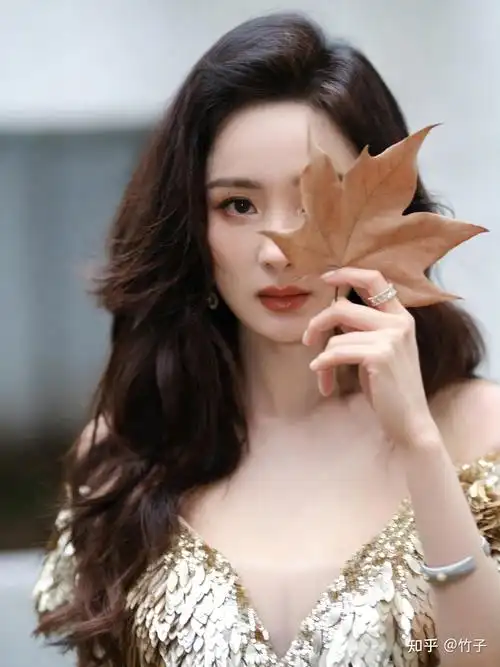 杨幂最新美照分享流光溢彩金色亮片羽翼裙高级的华丽竟如此美