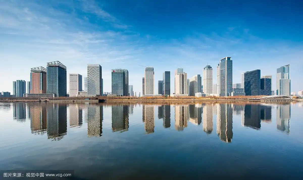 天津滨海新区中心商务区建筑群在海河中的倒影