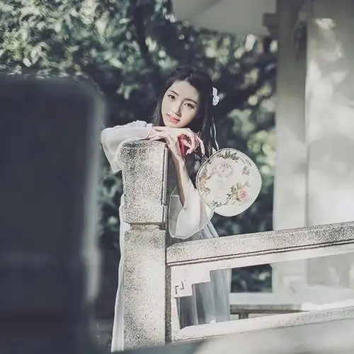 手持圆扇的古装美女超凡脱俗