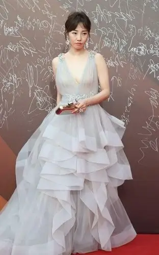 女星白百何一身薄纱出席活动,让人望眼欲穿?