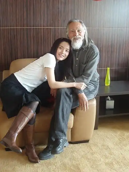 靳东老婆年轻时青春文艺如今44岁满头白发自然老去气质却很好