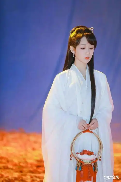 白色古装长裙,这种古典优雅的气质,真的太让人喜欢了 _古典|当红女星