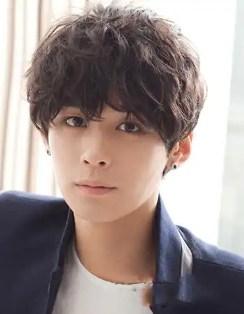 男生慵懒感蓬松感烫发图片 时尚潮男烫发必看-纹理烫发型-帅哥发型网