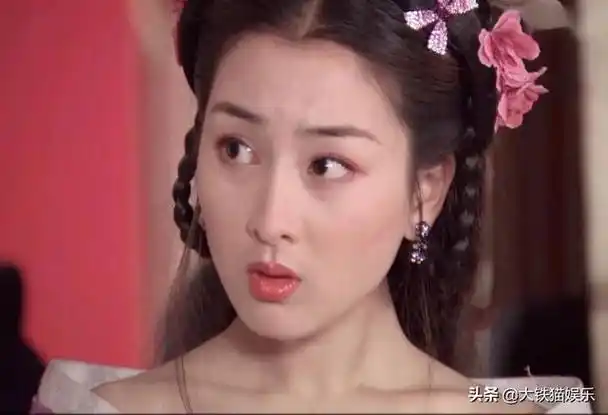 马苏学舞蹈出身,半路转行起点很高,2002年出道演的第一部作品《大唐歌