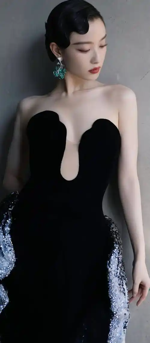 倪妮黑色丝绒长裙,身姿绰约,造型如轻盈舞动的蝴蝶_光泽_珠宝