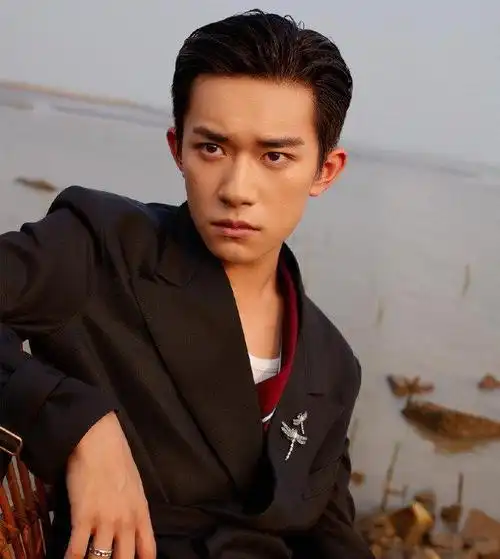 易烊千玺古装怼脸照被热传失去了磨皮特效20岁生图模样我没看错吧