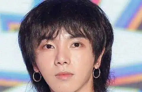 未精修图下的华晨宇,妆容太重下巴成亮点,网友:瘦了还是整了?