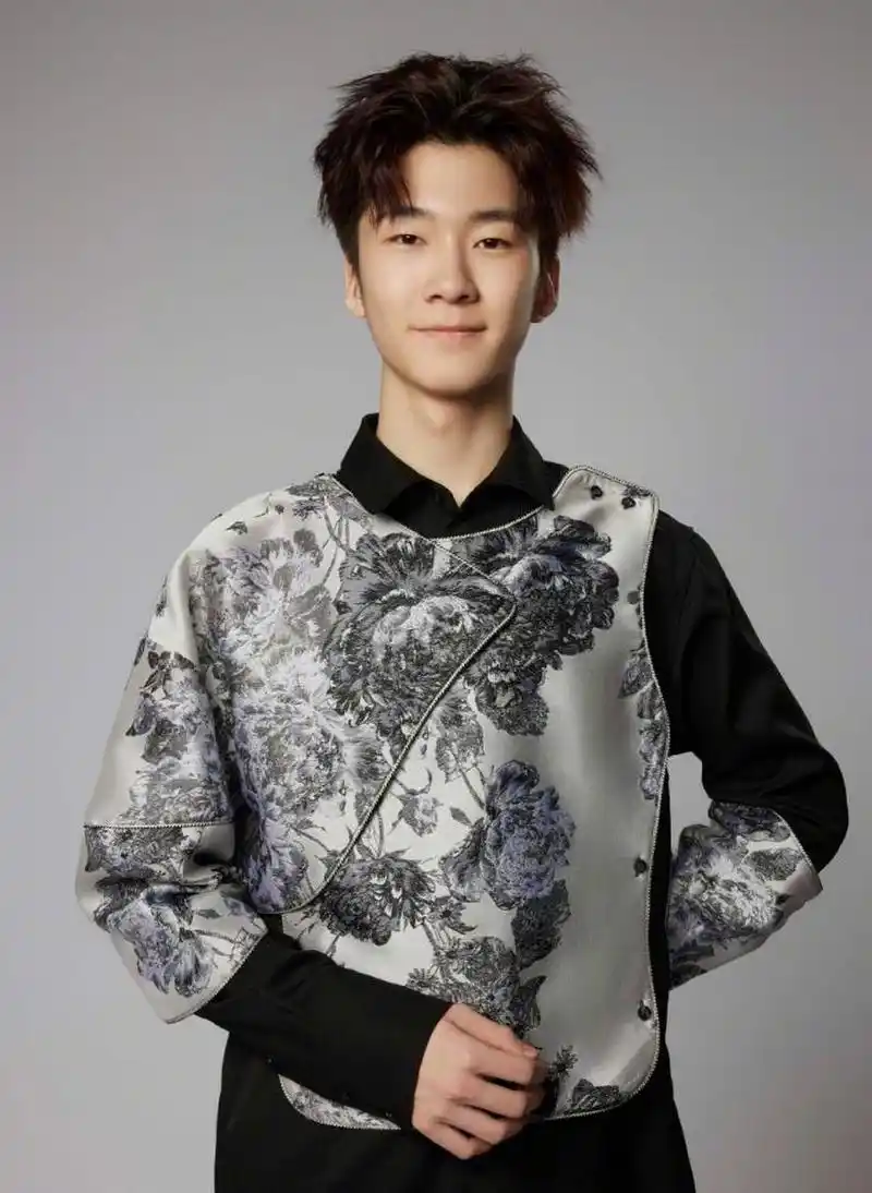 张亮儿子张天天15岁近照# 张亮儿子张天天仅有15岁,但身高已经吹浇