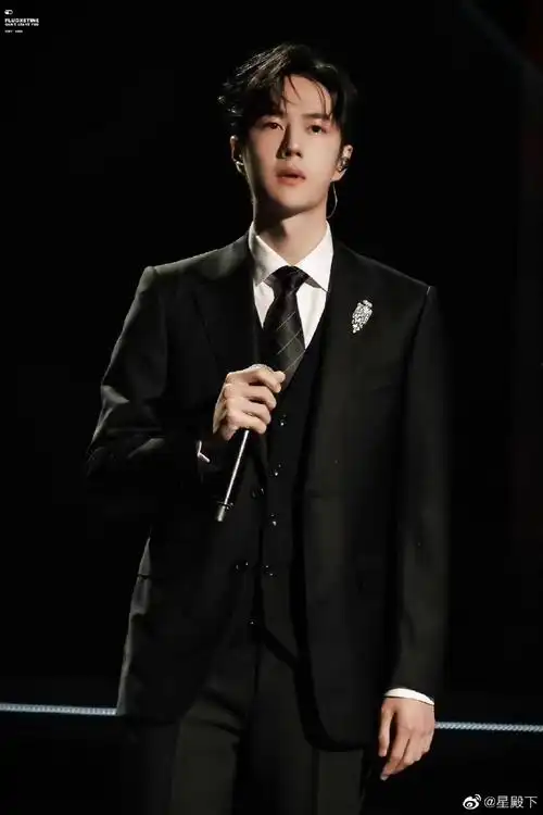 王一博格纹领带造型##王一博