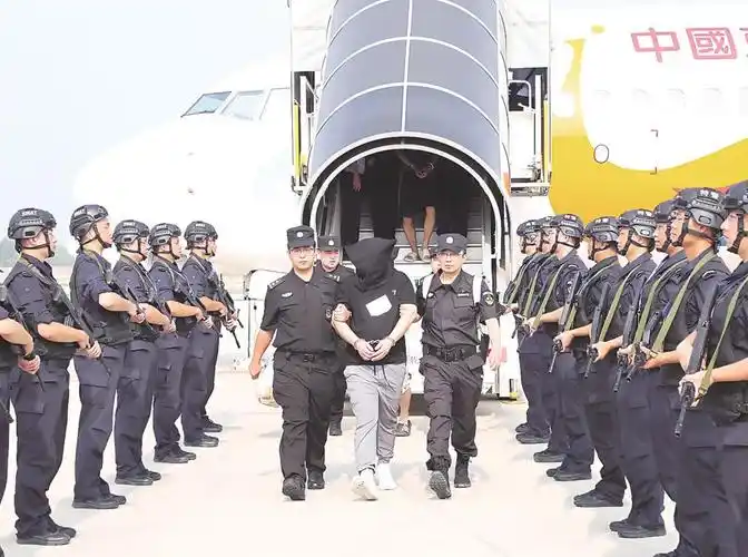 图为在石家庄正定国际机场,民警押解嫌疑人凯旋.通讯员 于波 摄