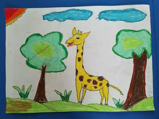 少儿美术大班绘画作品《长颈鹿》