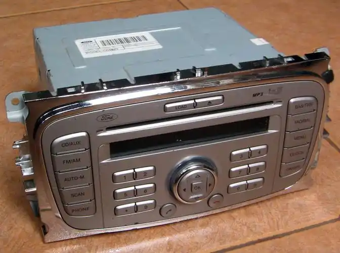 标题:带6碟cd的福特车机 (1010字)