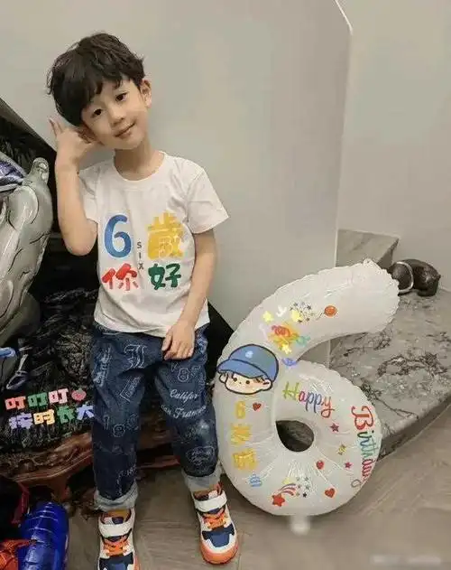 55岁蔡国庆为6岁小儿子庆生温馨满溢