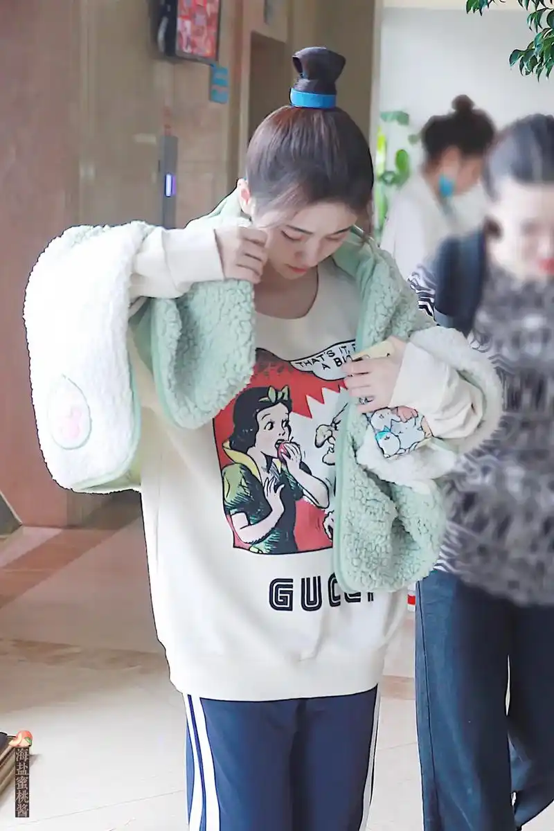 你们口中高冷的鞠婧祎,是一个会为了粉丝学土味情话的人,是一个 - 抖