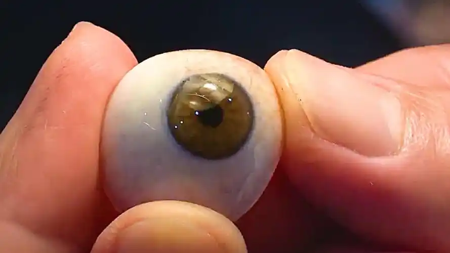 大爷被人抠了眼睛,还要说谢谢