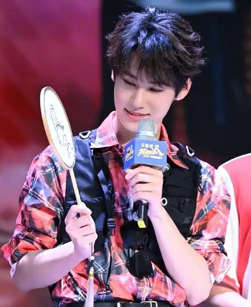 帮张真源拿牛奶解围,用自己长裙为宋雨琦遮挡,白鹿高情商又善良