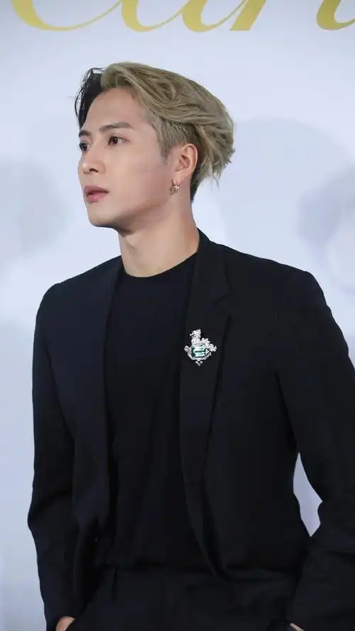 王嘉尔##王嘉尔贵公子全黑西装