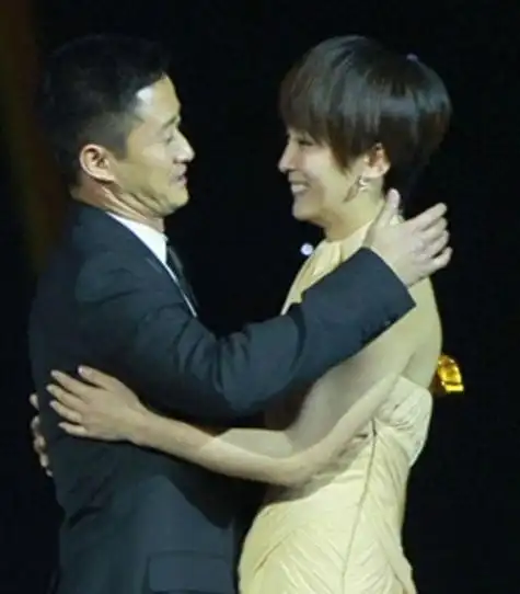 吴京妻子谢楠是一名主持人,因参加"猫人魅力主持大赛"被光线传媒给看