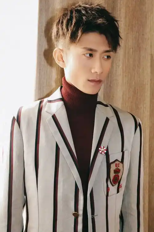 曝知名童星骚扰女艺人,饭局上动手动脚要挟对方,手握大爆剧cp_张一山