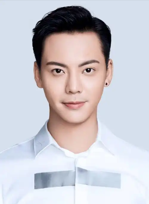 明星高颜值证件照:肖战太仙像校草,baby太飒,陈伟霆让人惊艳!