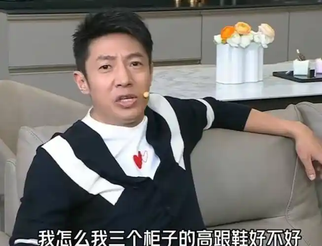 撒贝宁回湛江,搂肩爸爸两人太像,穿厚底高跟鞋勉强扳回身高劣势_网友