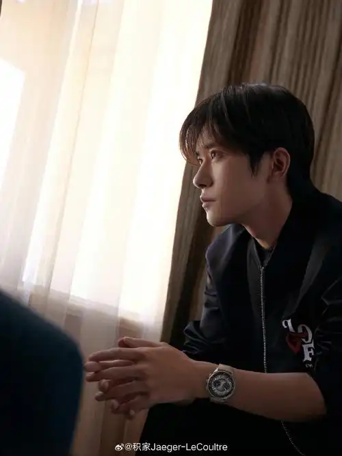 易烊千玺最新大片帅气侧颜 精致立体氛围感 魅力值,气质好绝#易烊千玺