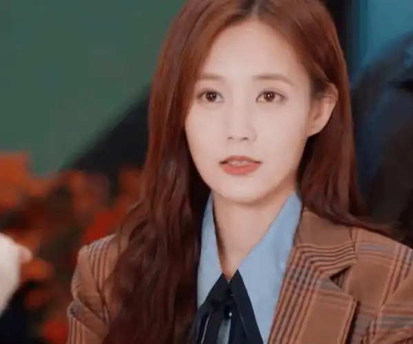 同为北舞校花,金晨成40亿票房女王,李一桐痴迷偶像剧_腾讯新闻