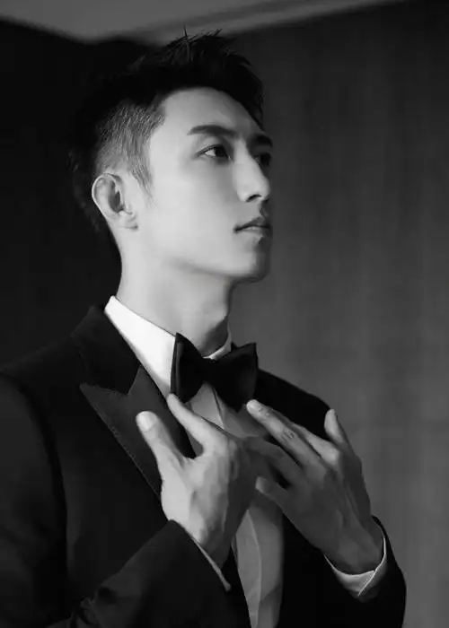 黄景瑜出席北京电影节,穿着celine西装,化身儒雅硬气兼备的型男,感觉