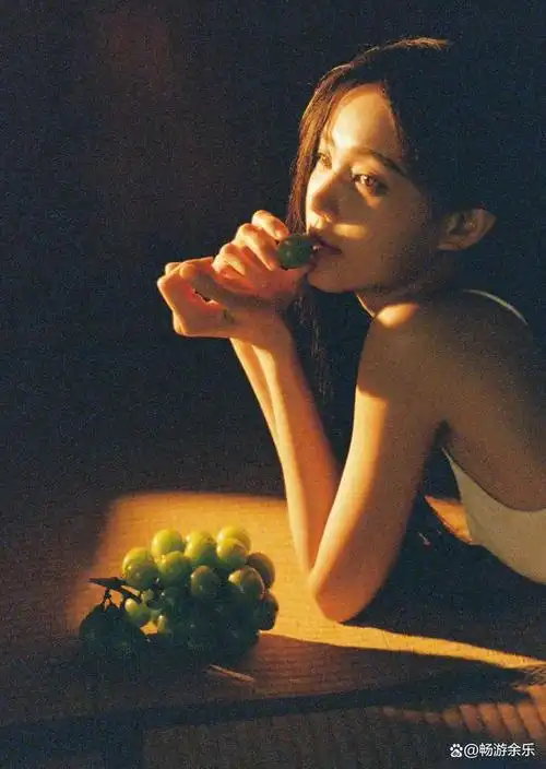 李一桐最新写真展现多重魅力