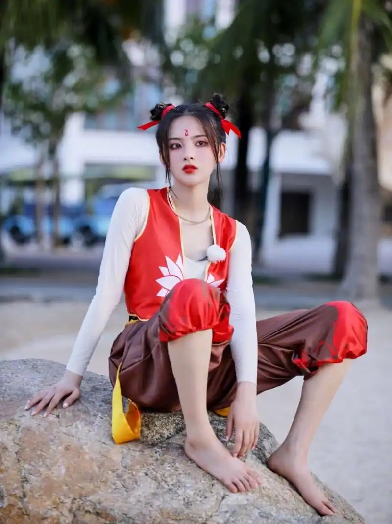 杨超越cos哪吒造型,双丸子头可爱俏皮,有哪吒不服输内劲儿了!