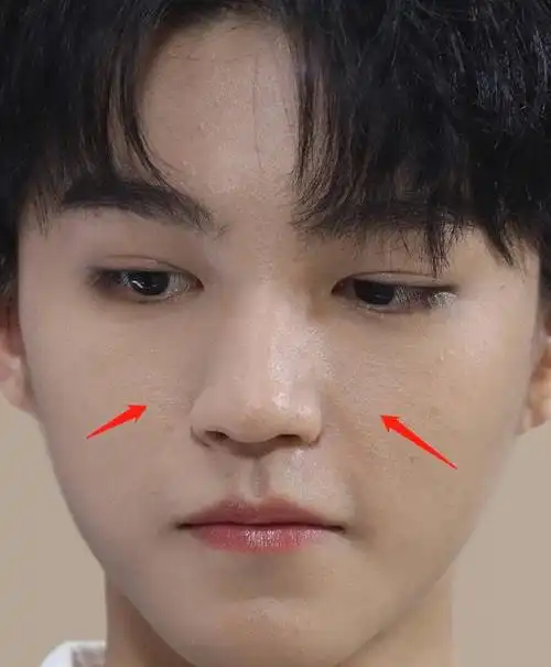 王俊凯算是三小只里皮肤保养得最好的一个了,但在超细致的生图中还是