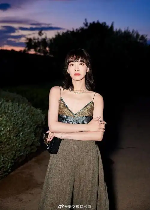 宋茜齐刘海锁骨发造型优雅大方着深v吊带魅力十足