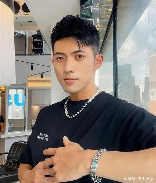 男生剪"锅盖头"太幼稚了,试试这3款潮流发型,谁剪谁帅气