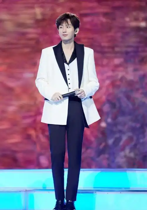 湖南卫视两大主持团队快乐家族与天天兄弟经历大换血,尽管核心人物