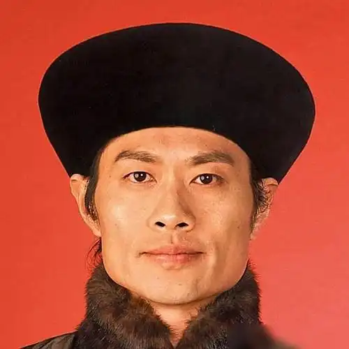 57岁黄德斌近照,与三位奸角同框显年轻,tvb曾加薪没能留住他