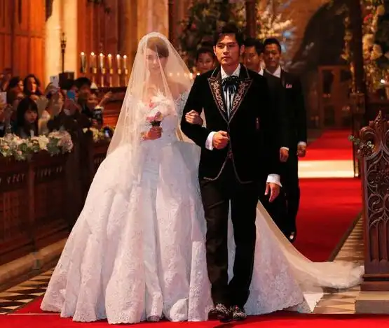 私房照:周杰伦昆凌大婚后表情轻松 揭婚礼内场/组图