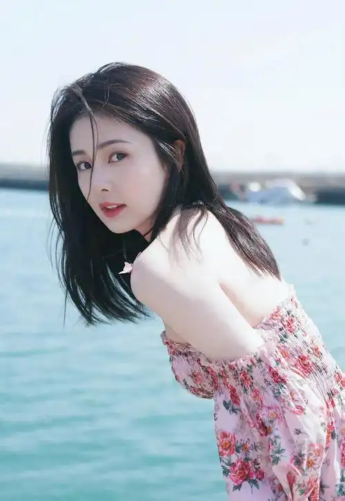 白鹿海边最新写真图片,碎花抹胸裙衬的皮肤发白,越来越好看 明星搭配