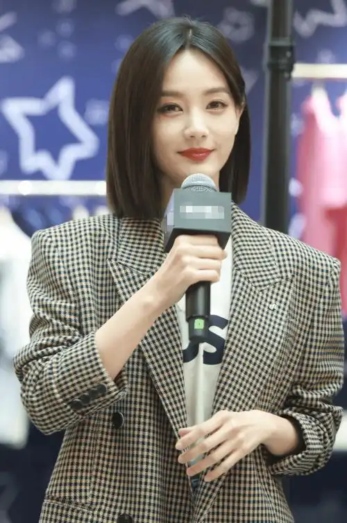 李一桐格纹西装造型又a又美 张彬彬白西装搭粉t时尚绅士