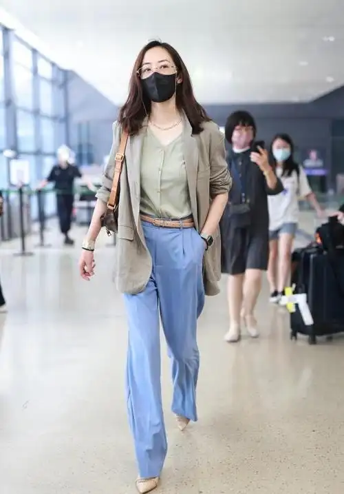 韩雪真是驻颜有方,穿开衫配西装简约潇洒,配链条眼镜挺时髦的|内搭